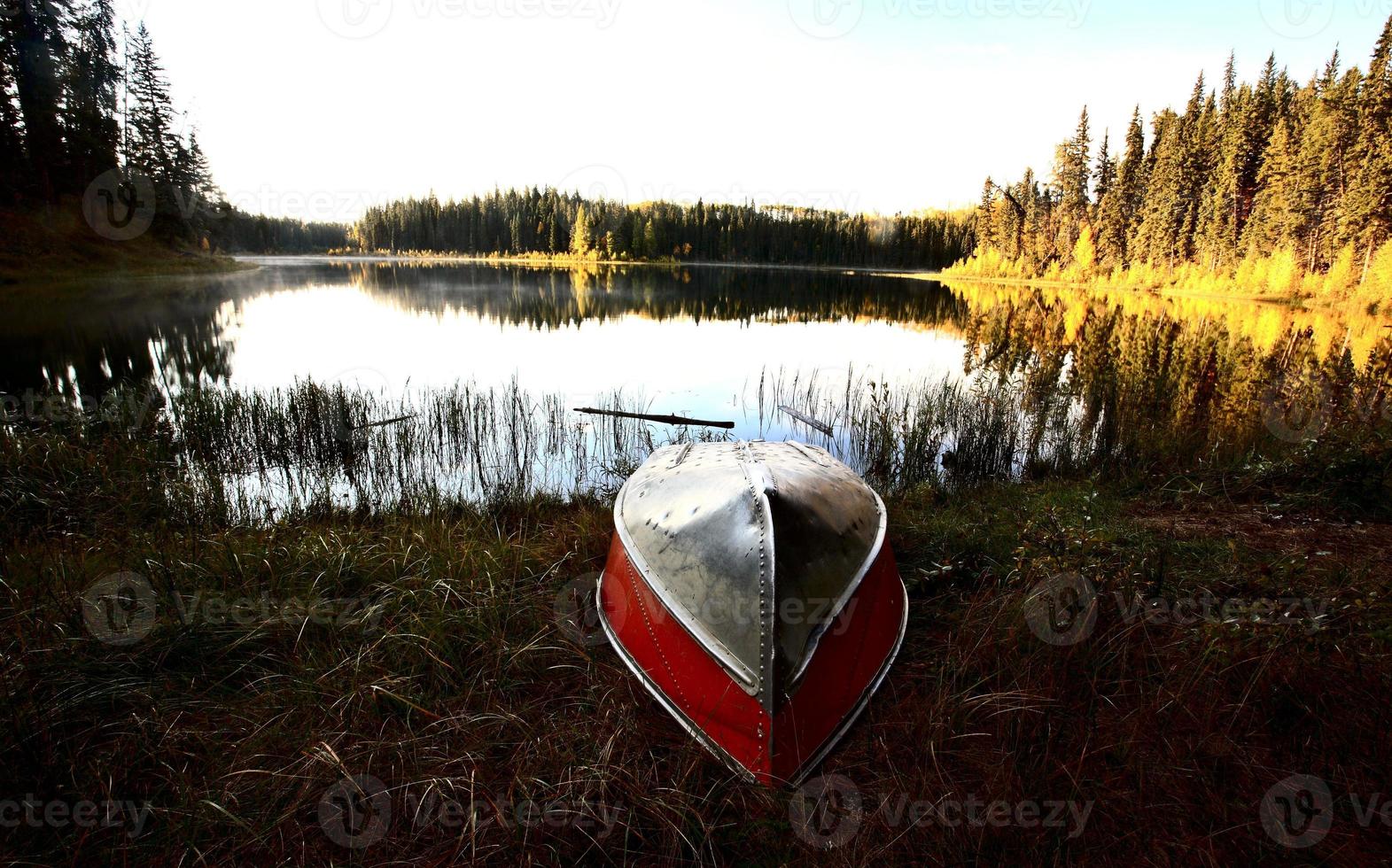 barcos a remo no lago jade no norte de saskatchewan foto