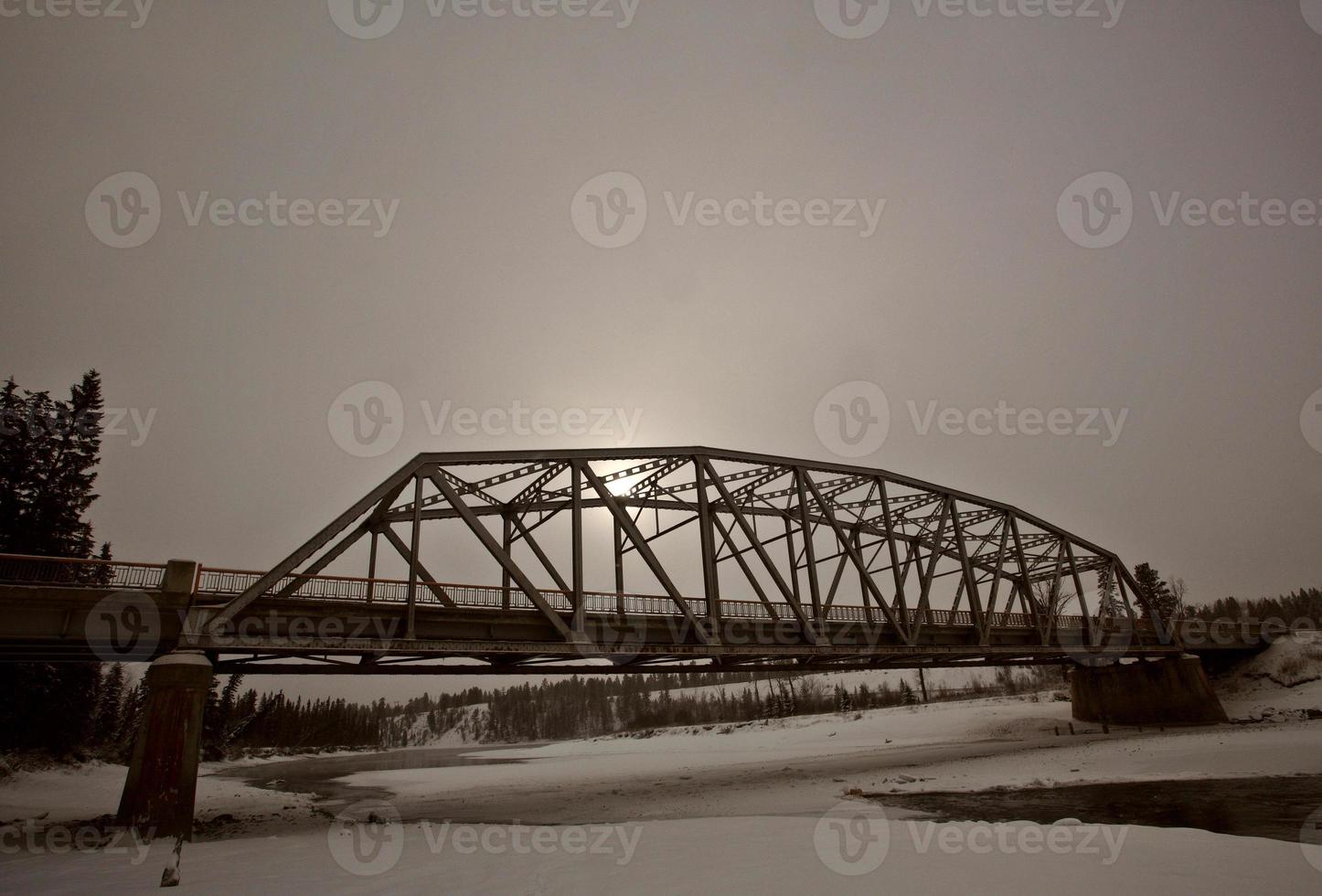 ponte sobre águas abertas no inverno foto