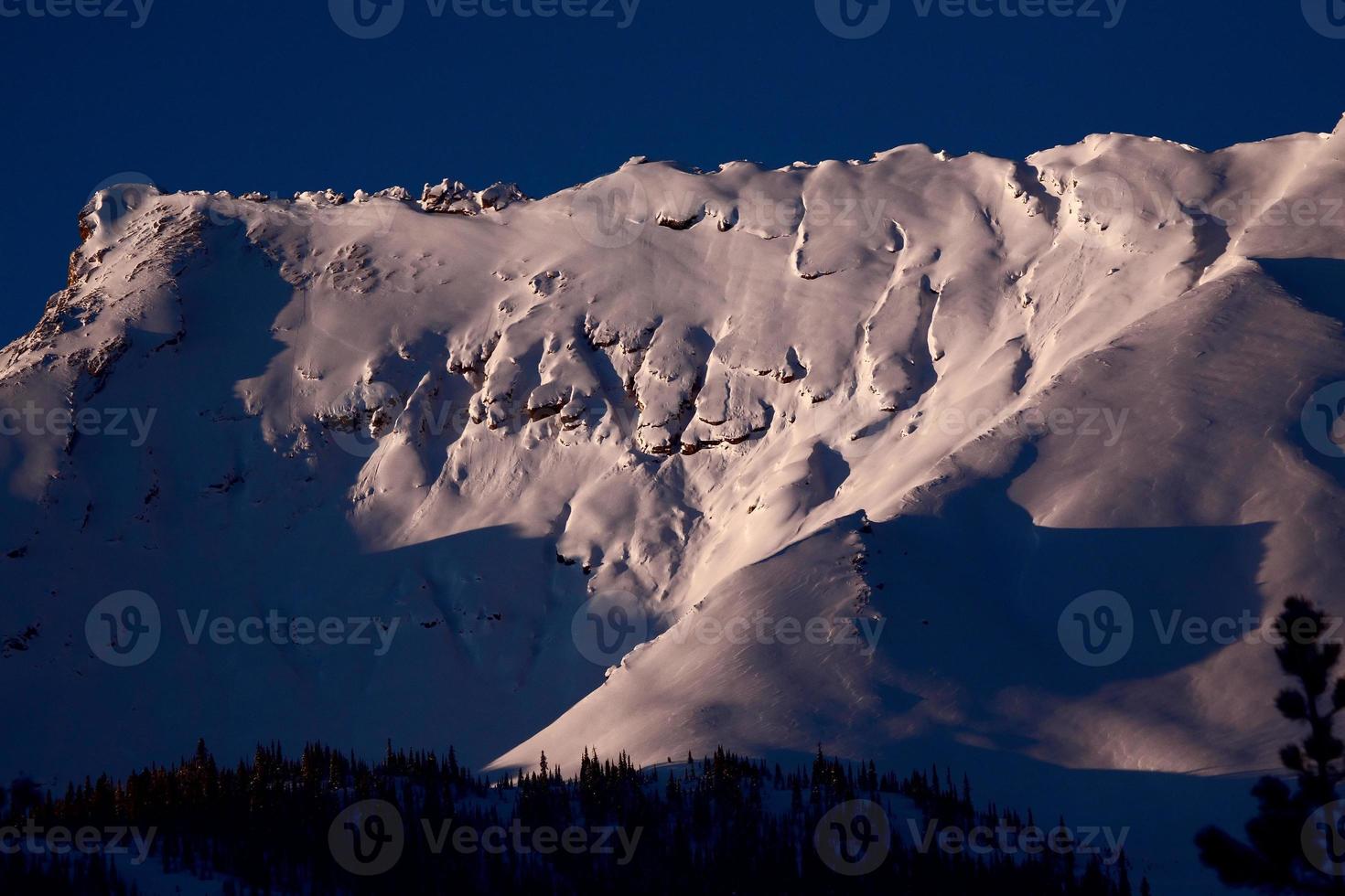 montanhas rochosas no inverno foto