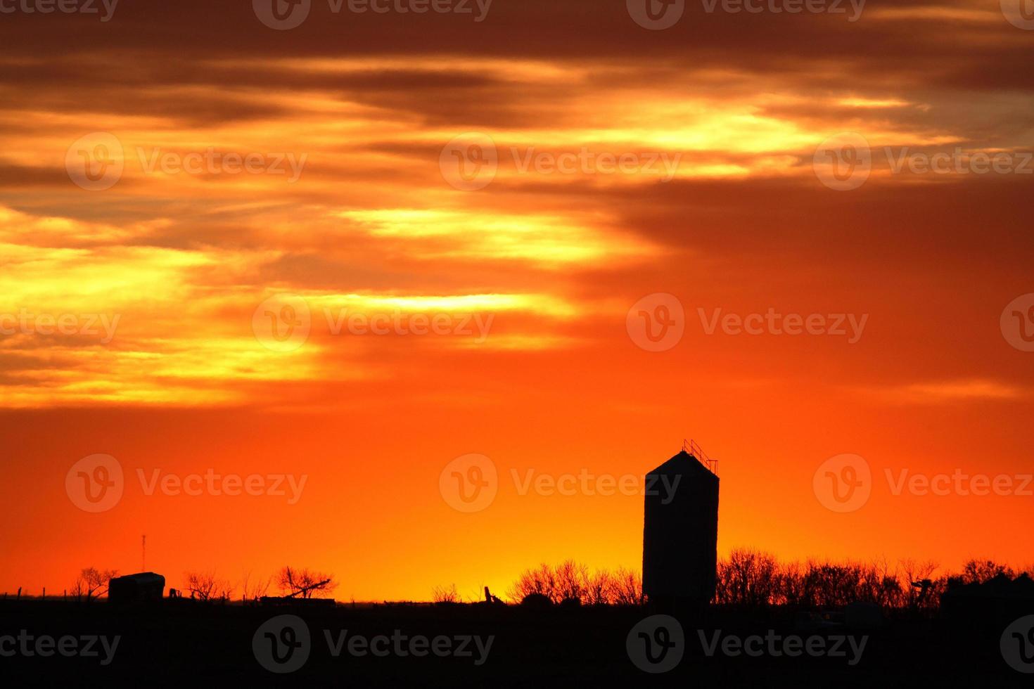 silo em silhueta pelo pôr do sol colorido foto