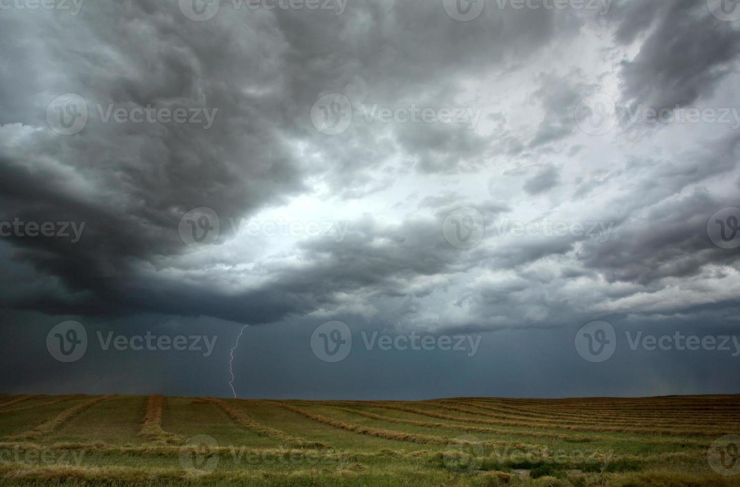 nuvens de tempestade e relâmpagos em saskatchewan foto