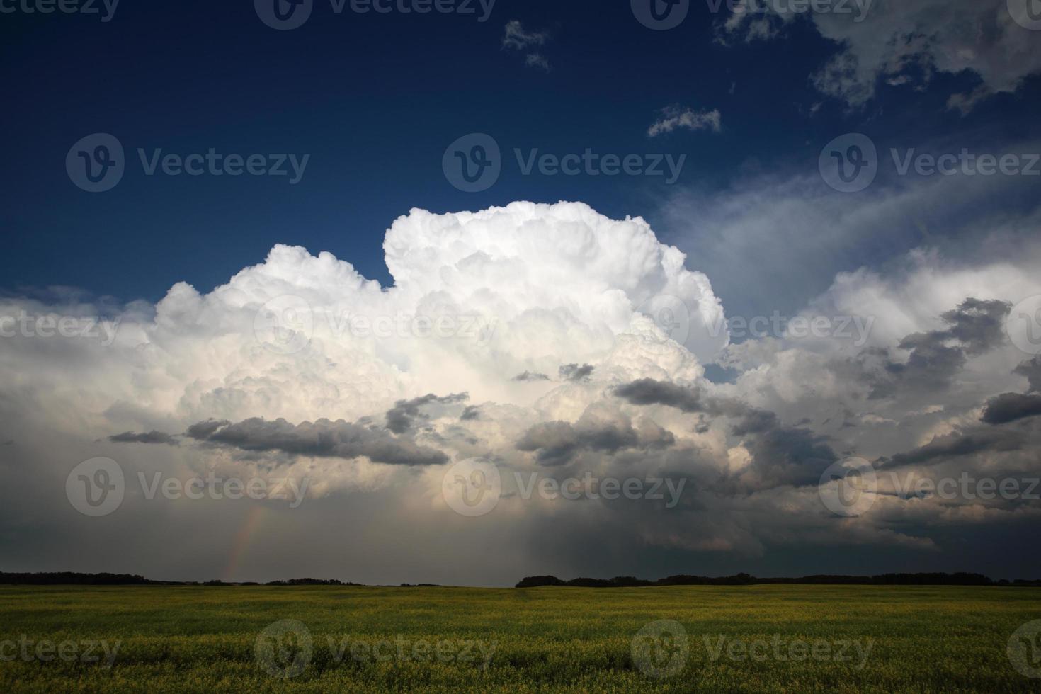 nuvens de tempestade sobre Saskatchewan foto