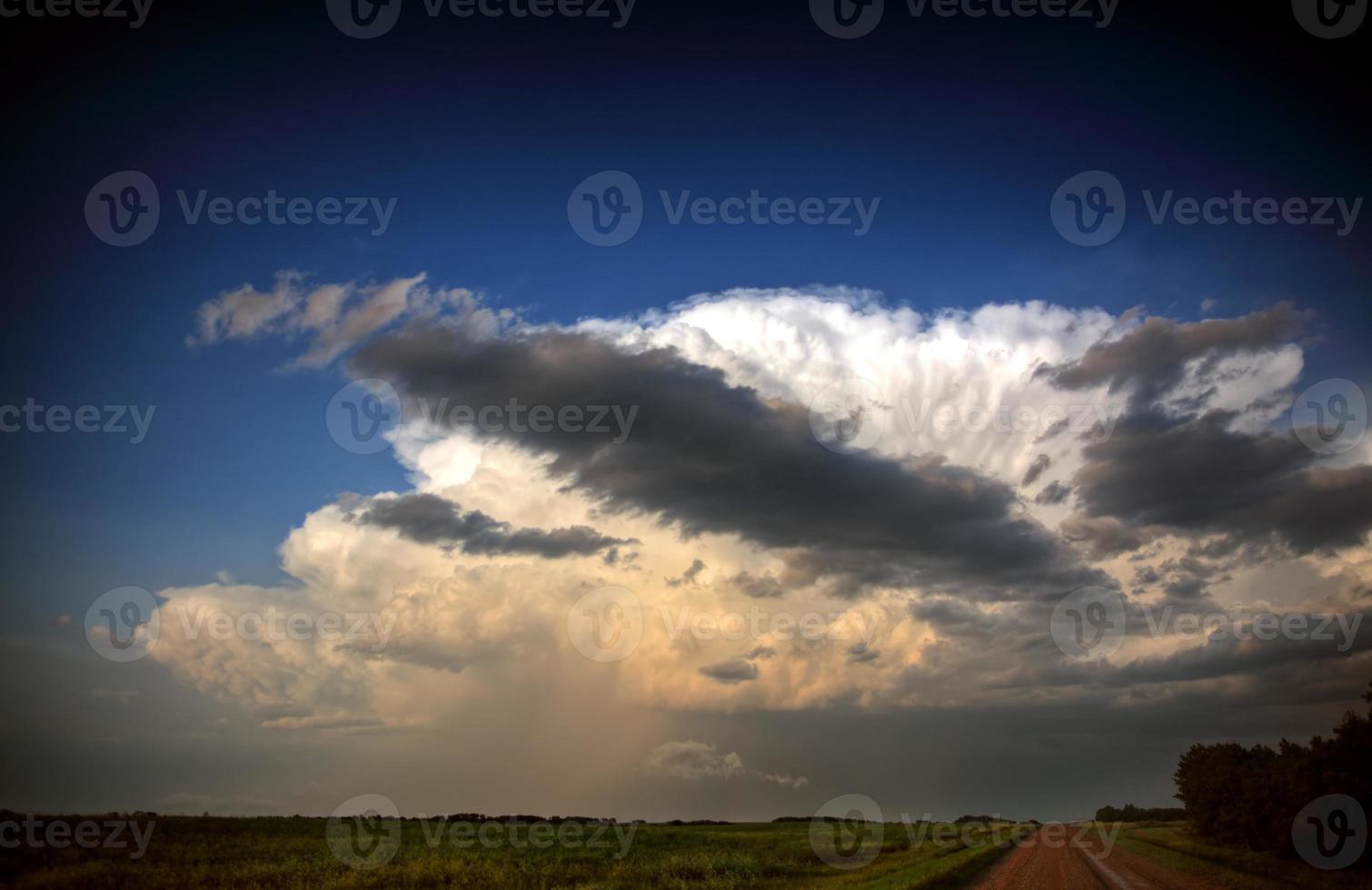 nuvens de tempestade sobre Saskatchewan foto