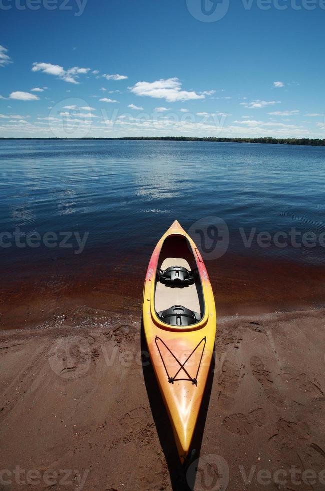 caiaque na beira da água no lago winnipeg foto