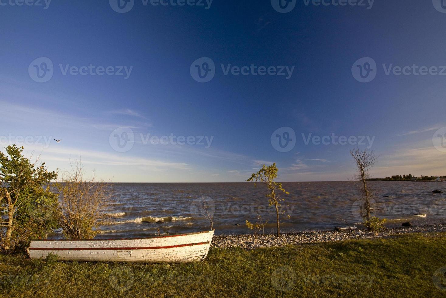 velho barco de pesca resistido na ilha hecla manitoba foto