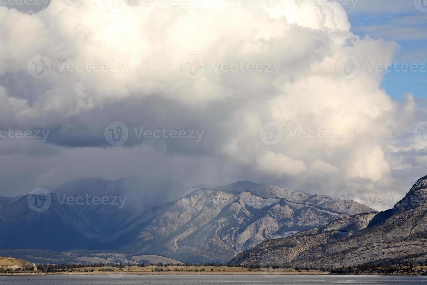 nuvens de neve nas montanhas rochosas de alberta foto