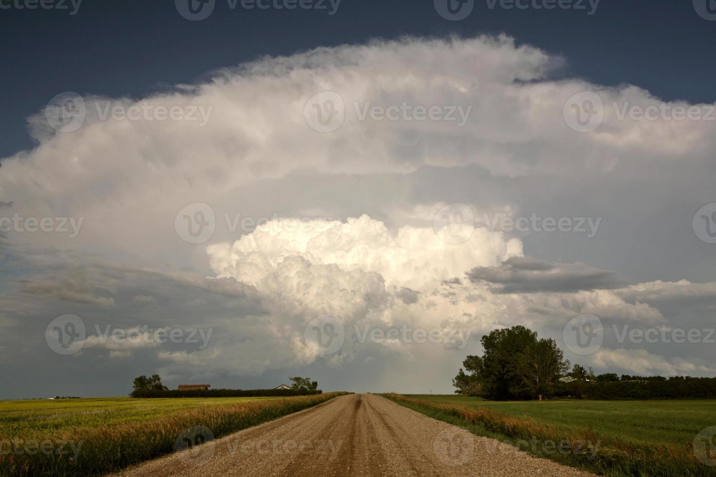 nuvens de tempestade na estrada rural de saskatchewan foto