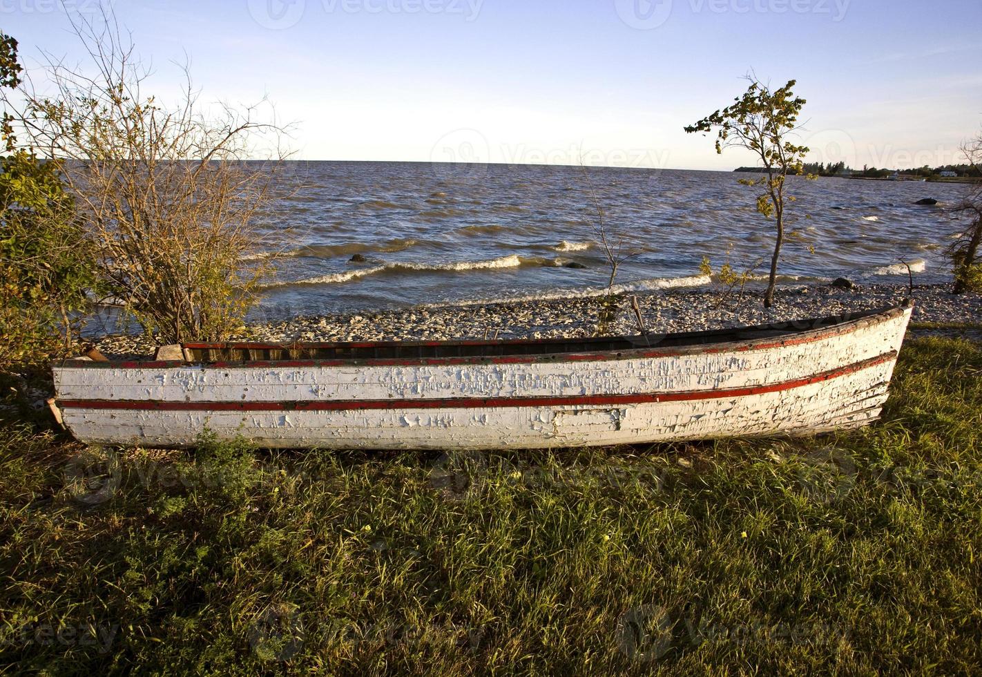 velho barco de pesca resistido na ilha hecla manitoba foto