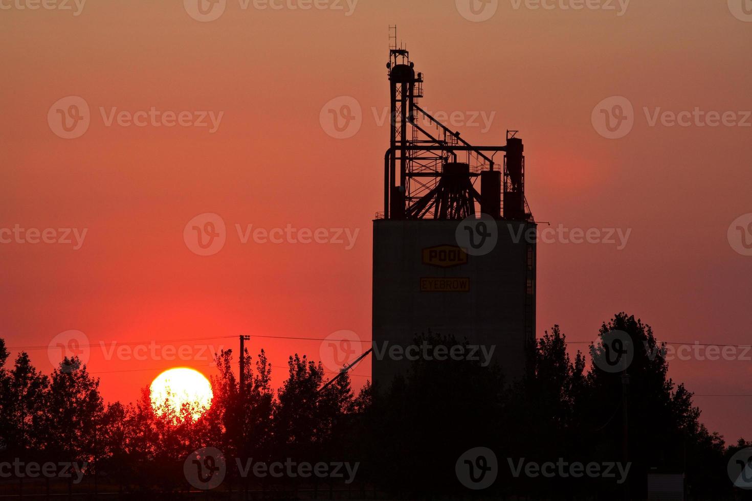 pôr do sol atrás do terminal de grãos de sobrancelha em saskatchewan foto