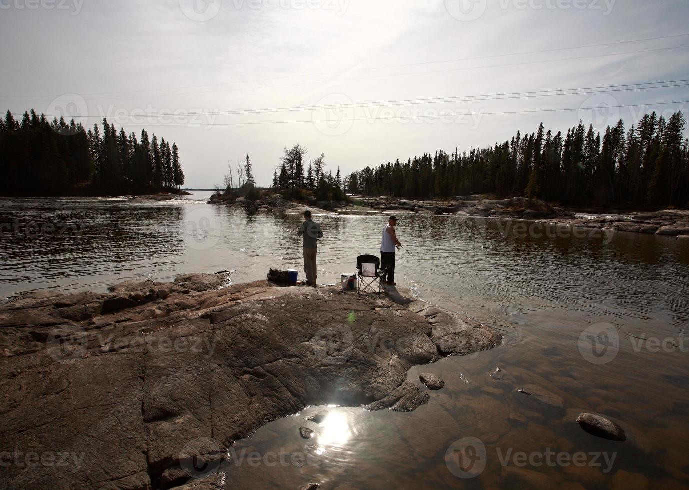 pescadores acima de pisew cai no norte de manitoba foto