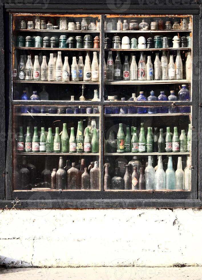 garrafas antigas na vitrine da loja na sobrancelha, saskatchewan foto