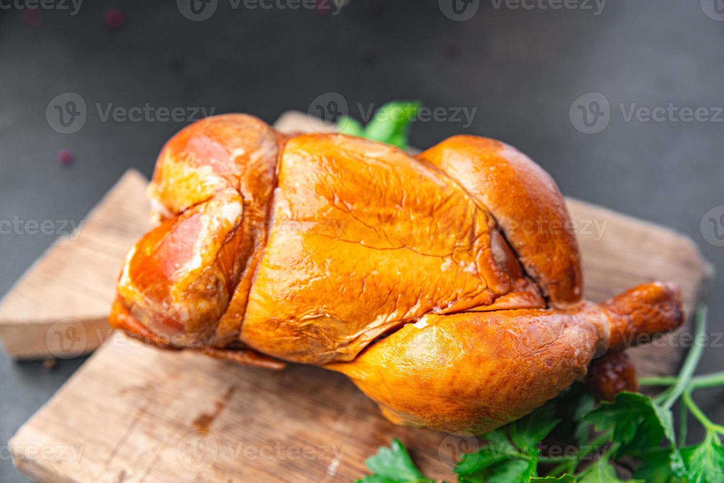 frango assado frito mesa de páscoa festiva defumada fundo de comida de aves inteiras foto