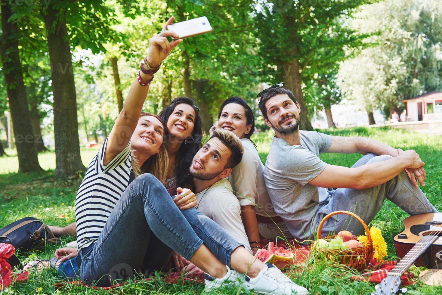 amigos felizes se divertindo lá fora na natureza foto