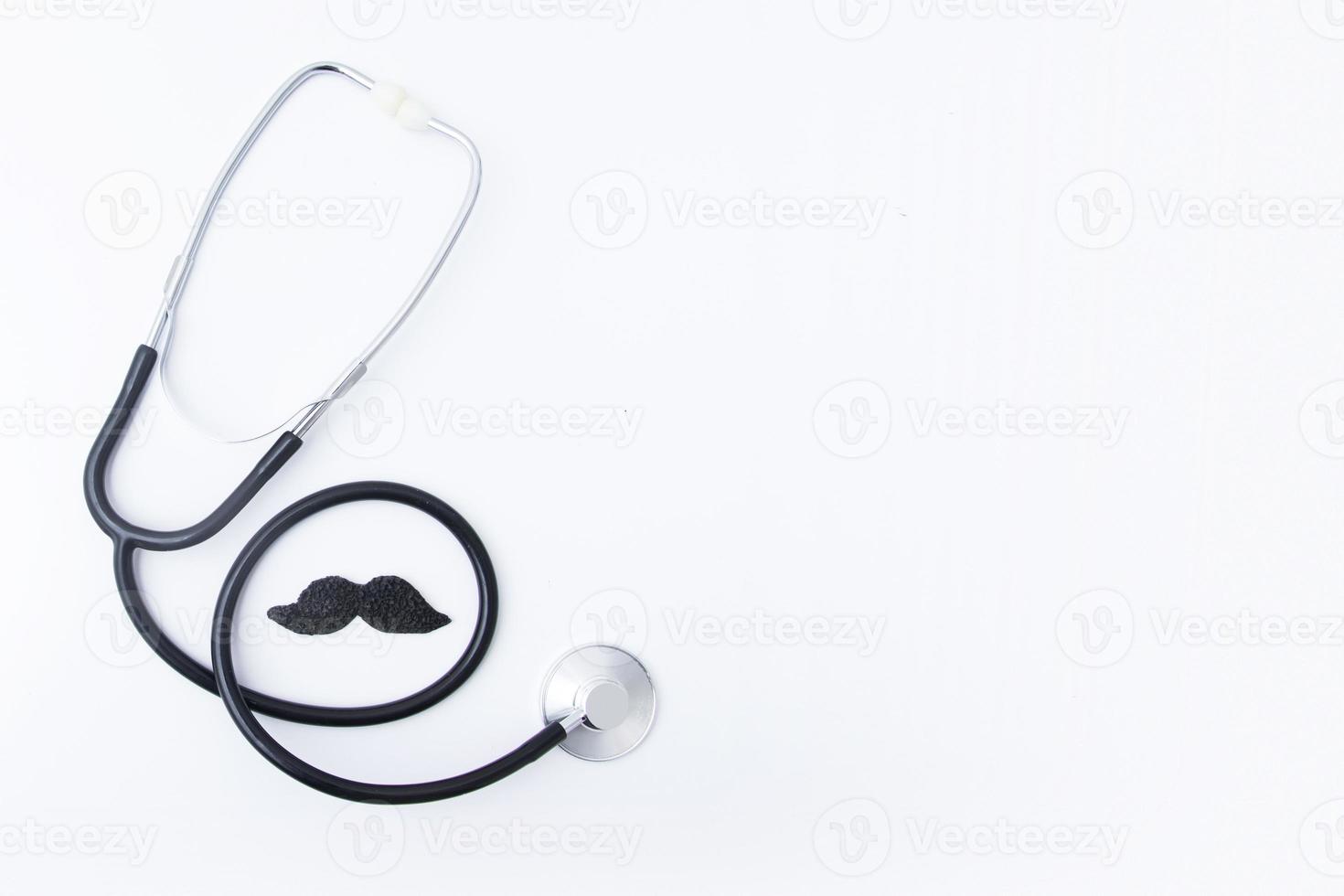 estetoscópio e bigode masculino símbolo da saúde masculina e intervenção médica. espaço de cópia foto