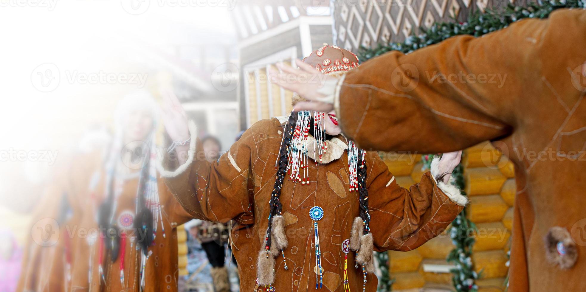 performance de conjunto folclórico em trajes de indígenas de kamchatka. foco seletivo foto