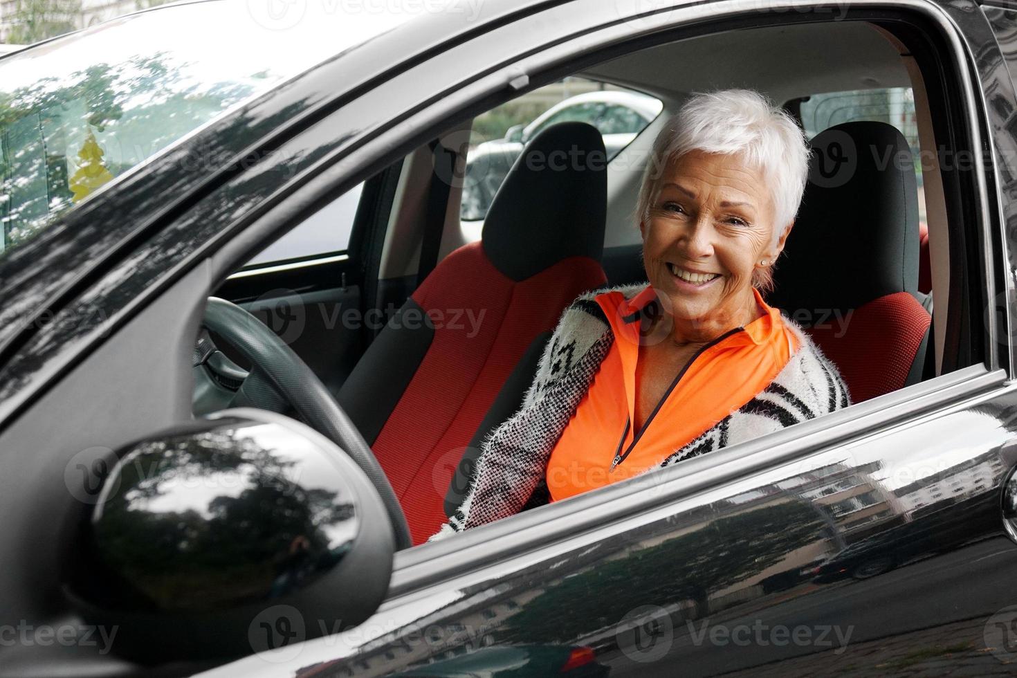 motorista de mulher madura em seu carro foto