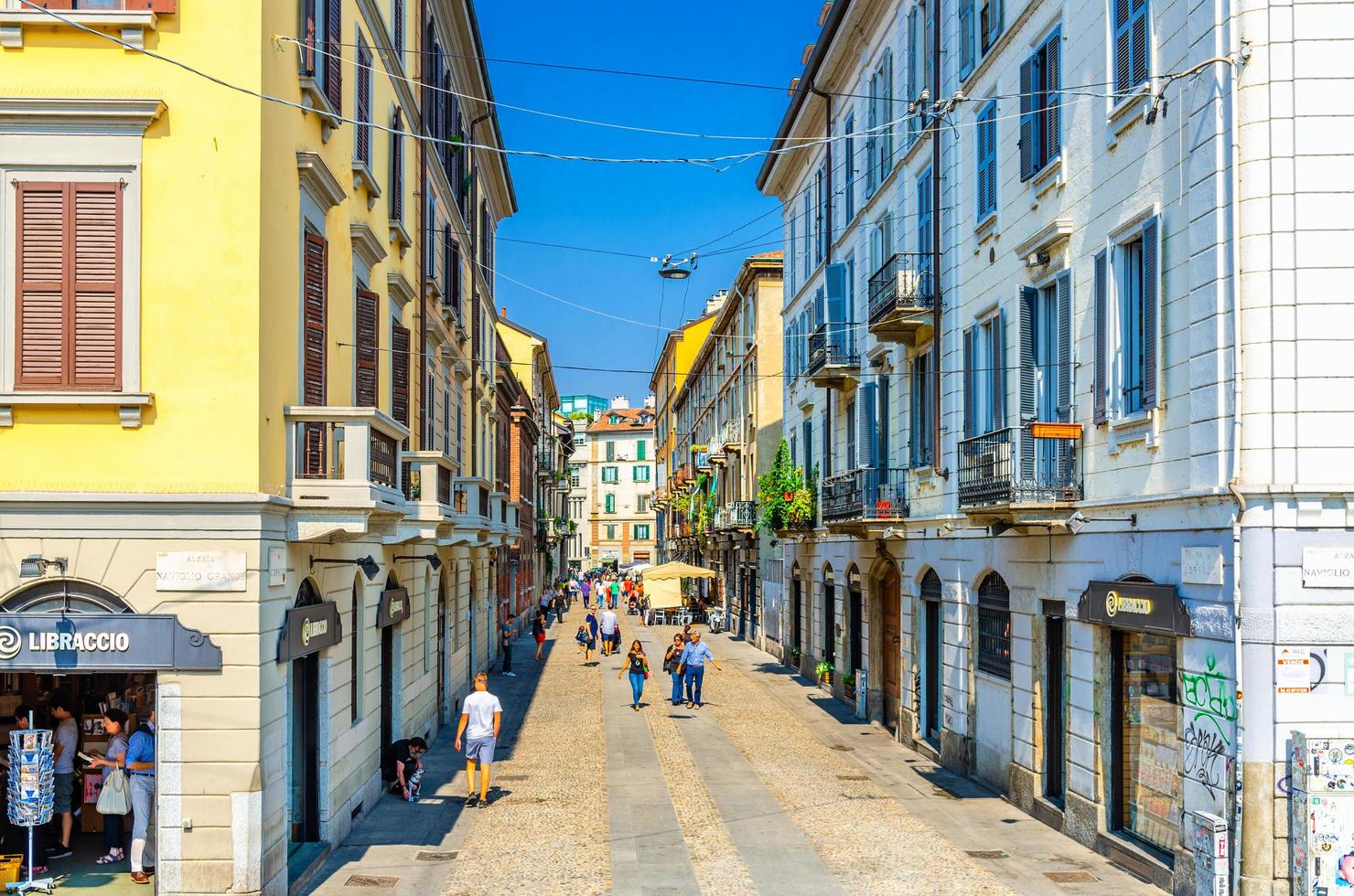 via corsico rua pedonal com restaurantes, edifícios tradicionais em milão foto