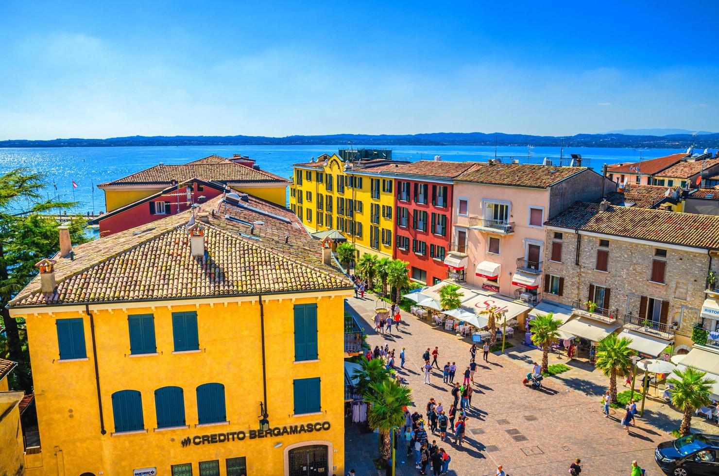 sirmione, itália, 11 de setembro de 2019 sirmione vista panorâmica aérea do centro histórico foto