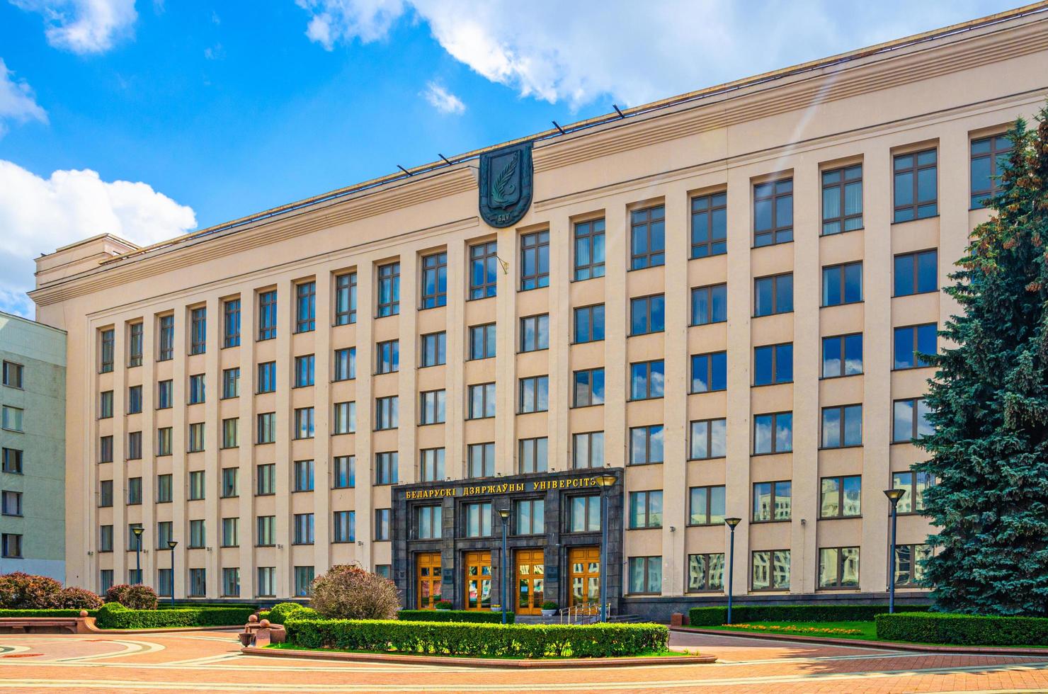 minsk, bielorrússia, 26 de julho de 2020, edifício da universidade estadual bielorrussa em minsk foto