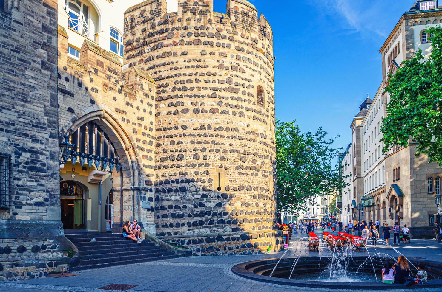 bonn, alemanha, 23 de agosto de 2019 sterntor ou star gate edifício medieval de fortificação de pedra em bonn foto