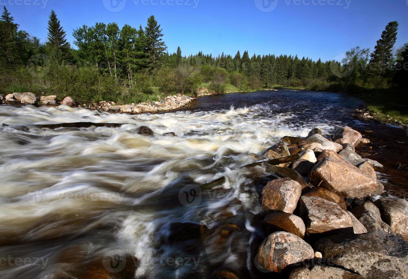 corredeiras do rio peepaw na pitoresca saskatchewan foto