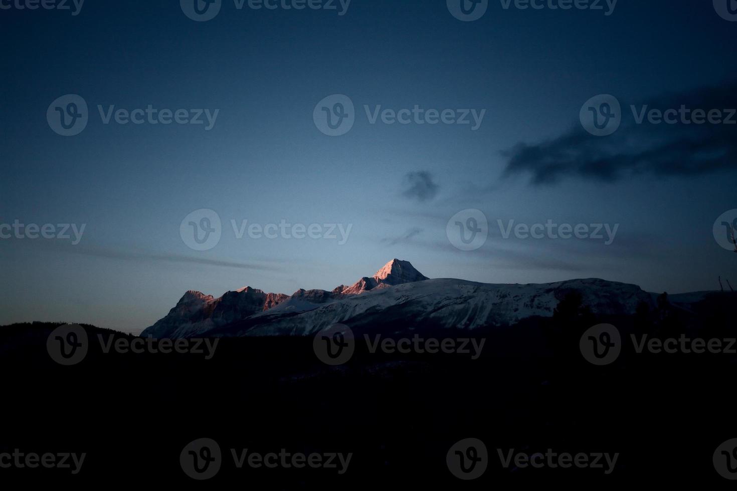 montanhas rochosas no inverno foto