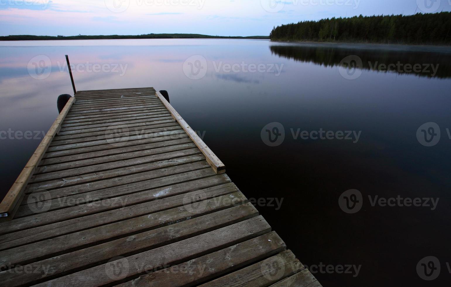 ancoradouro no lago smallfish na cênica saskatchewan foto