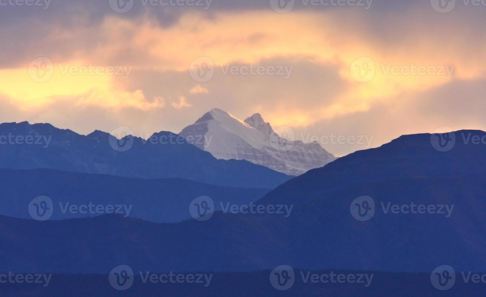 cênicas montanhas rochosas do norte da columbia britânica foto