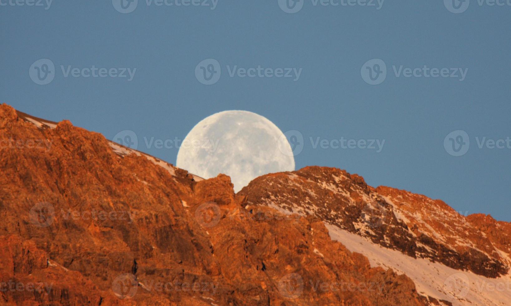 lua cheia atrás da montanha na cênica alberta foto