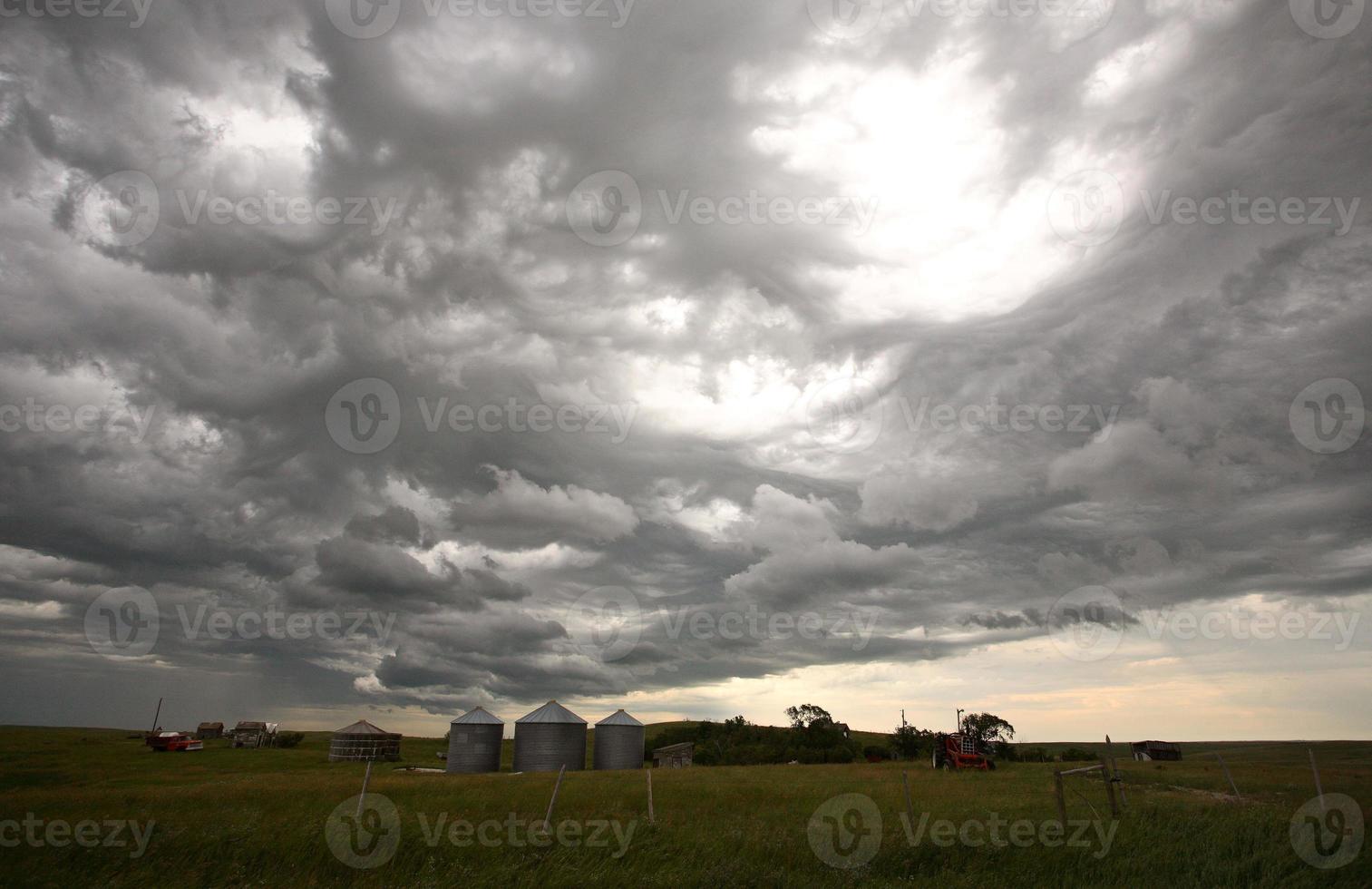 nuvens de tempestade sobre edifícios agrícolas saskatchewan foto