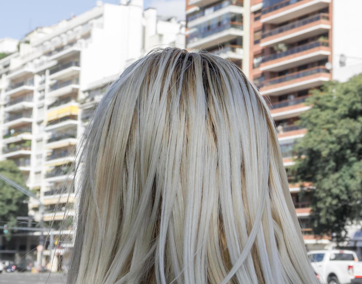 detalhe do cabelo loiro na parte de trás foto