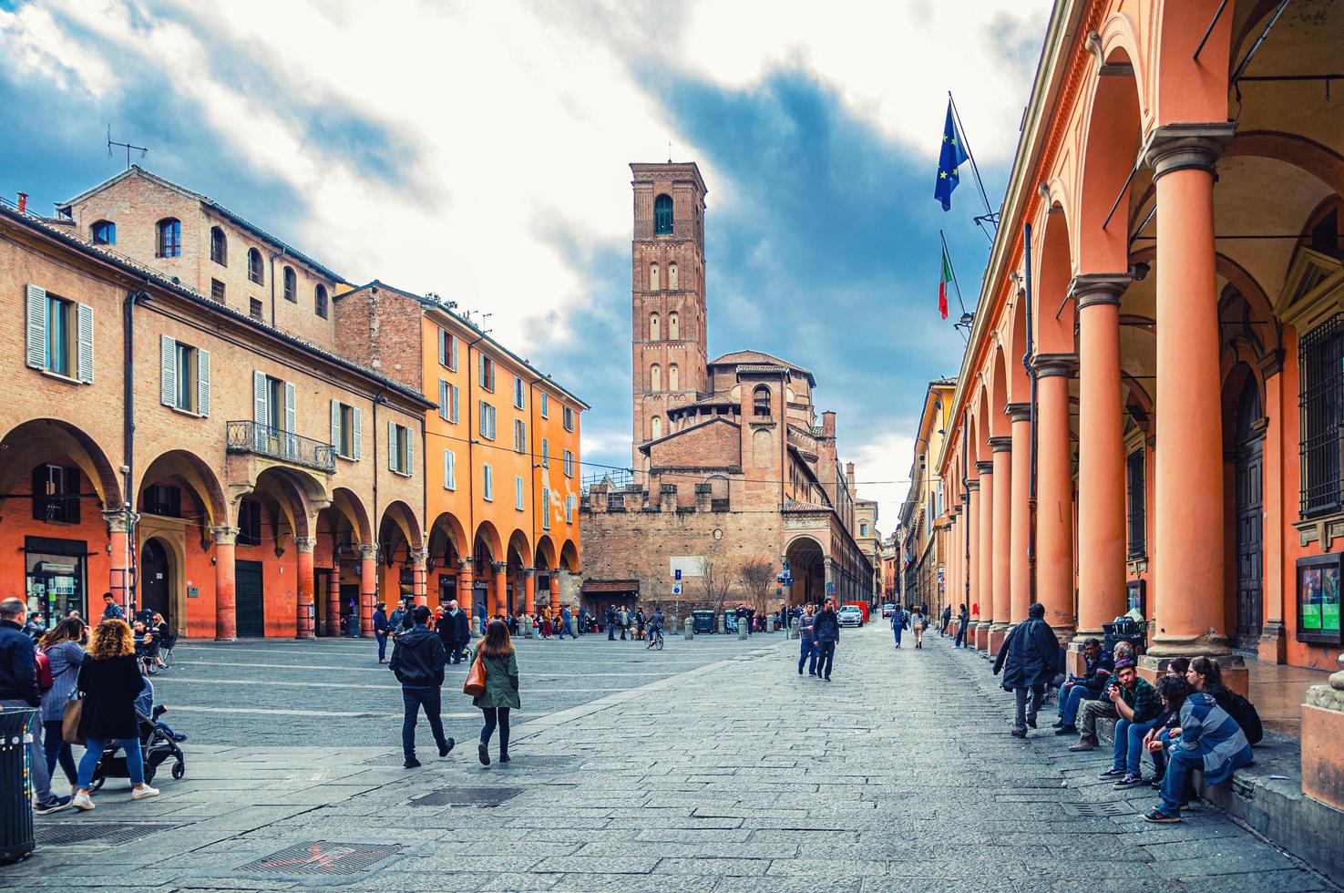 edifício convento padri agostiniani, colunas do teatro comunale bologna teatro municipal na praça giuseppe verdi foto