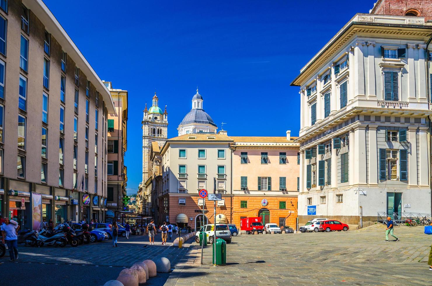 edifícios com paredes coloridas na praça giacomo matteotti e cúpula da igreja católica da catedral de san lorenzo foto