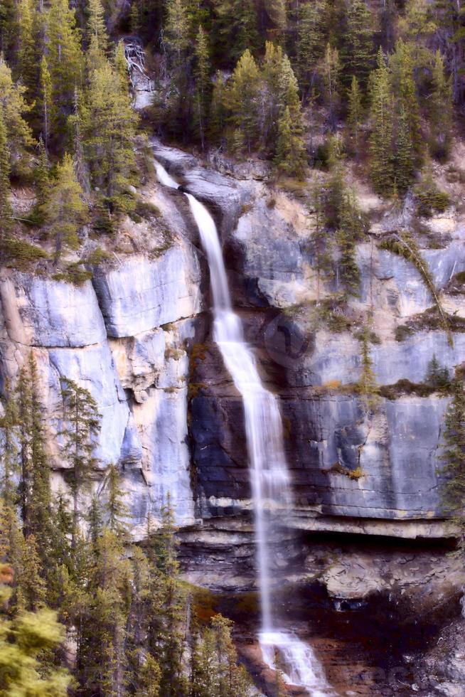 Tangle Creek Falls na cênica Alberta, Canadá foto