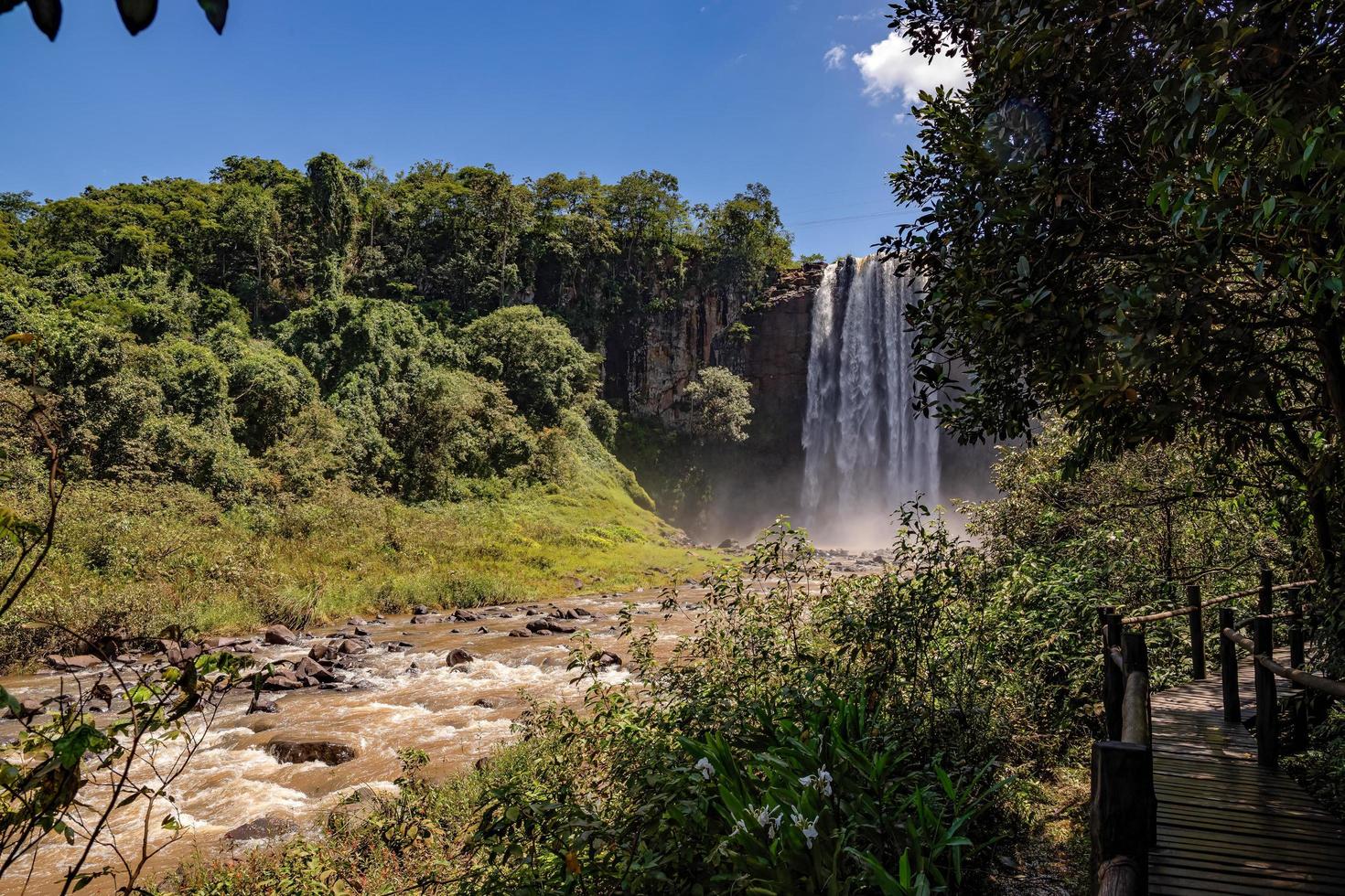 cachoeira no parque natural municipal salto do sucuriu foto