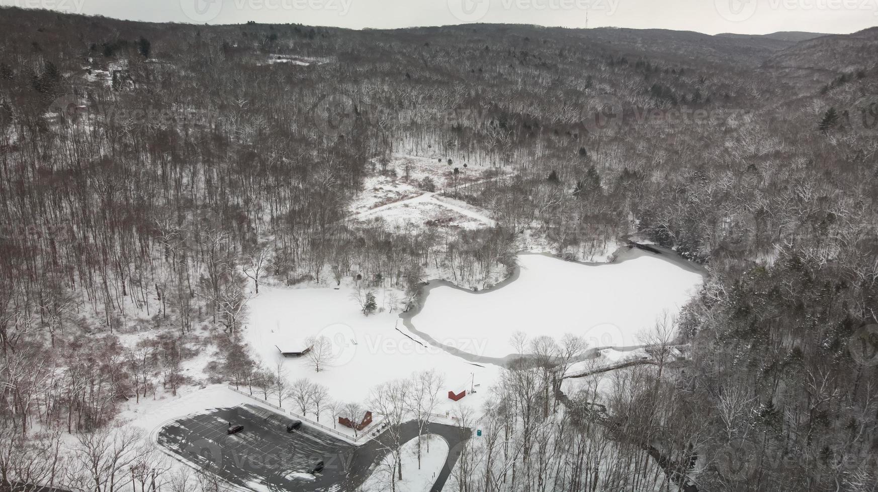 vista aérea de um lago completamente congelado na neve foto