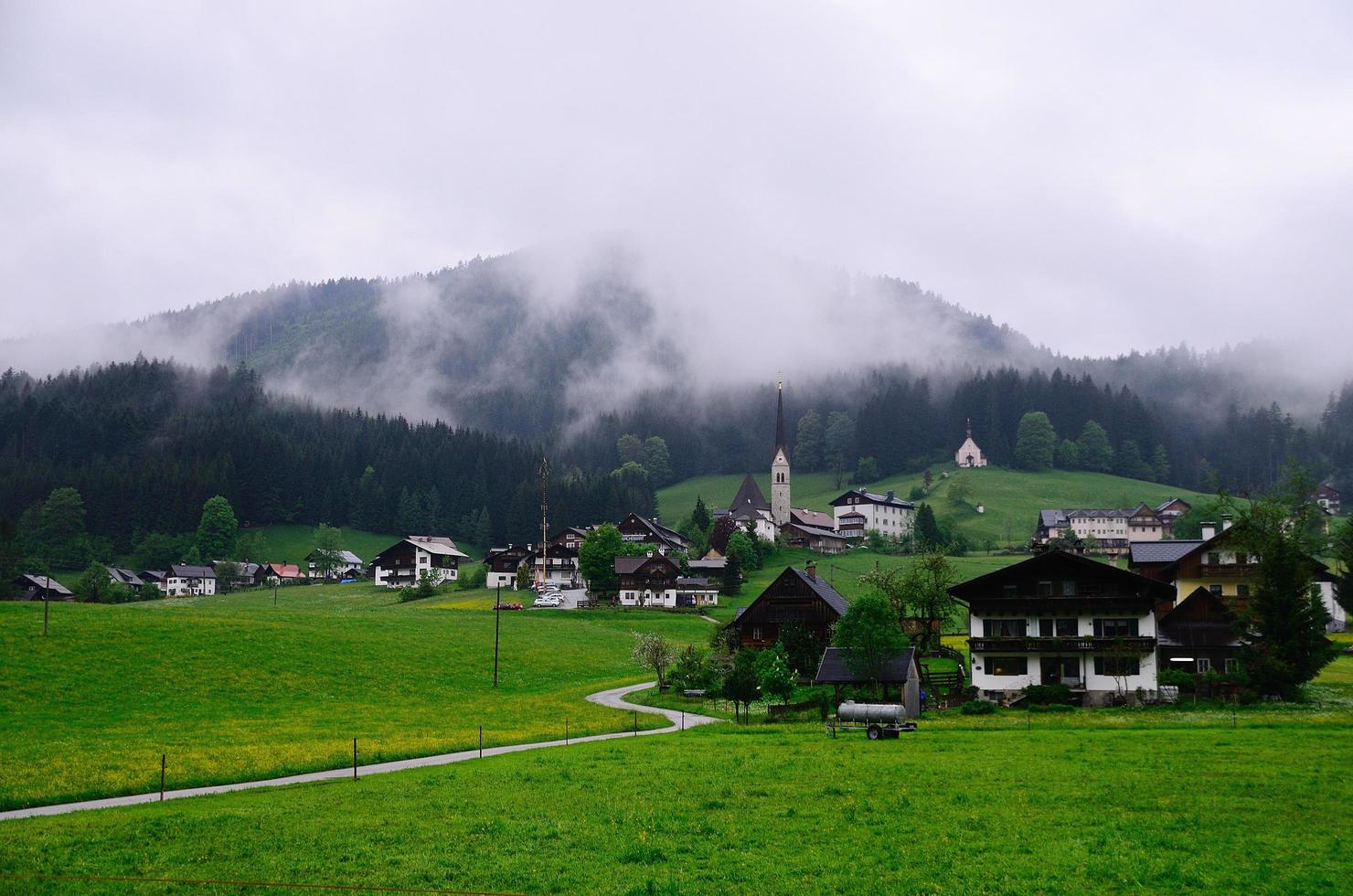 aldeia com montanhas e chuva foto