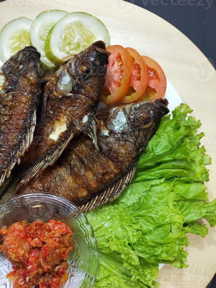 peixe mujair frito, peixe de água doce, salgados crocantes foto