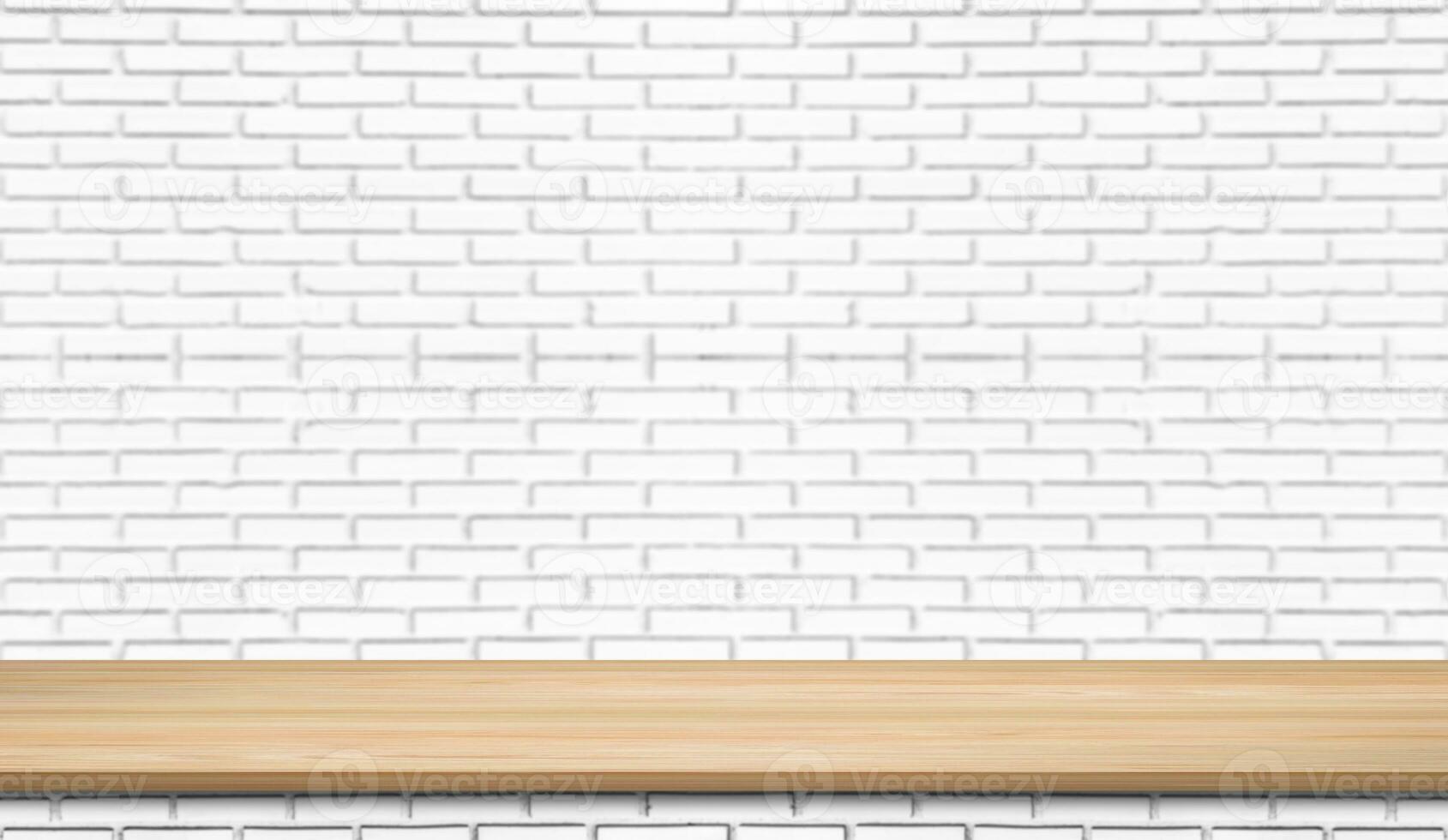 prateleira de prancha de madeira vazia no fundo do padrão de parede de tijolo branco. design para exibição de produto, maquete, propaganda, banner ou montagem foto