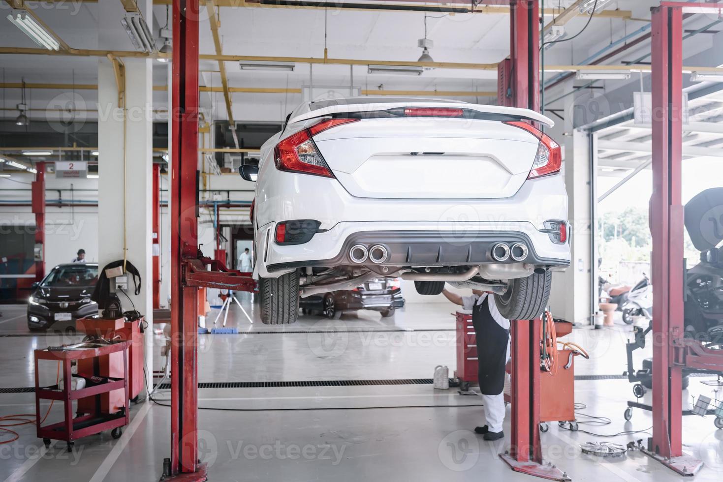 centro de oficina de serviço de automóveis e manutenção de veículos, oficina de garagem de automóveis e troca de peças de reposição. estação de serviços automotivos. reparação e check-up de automóveis empresariais foto