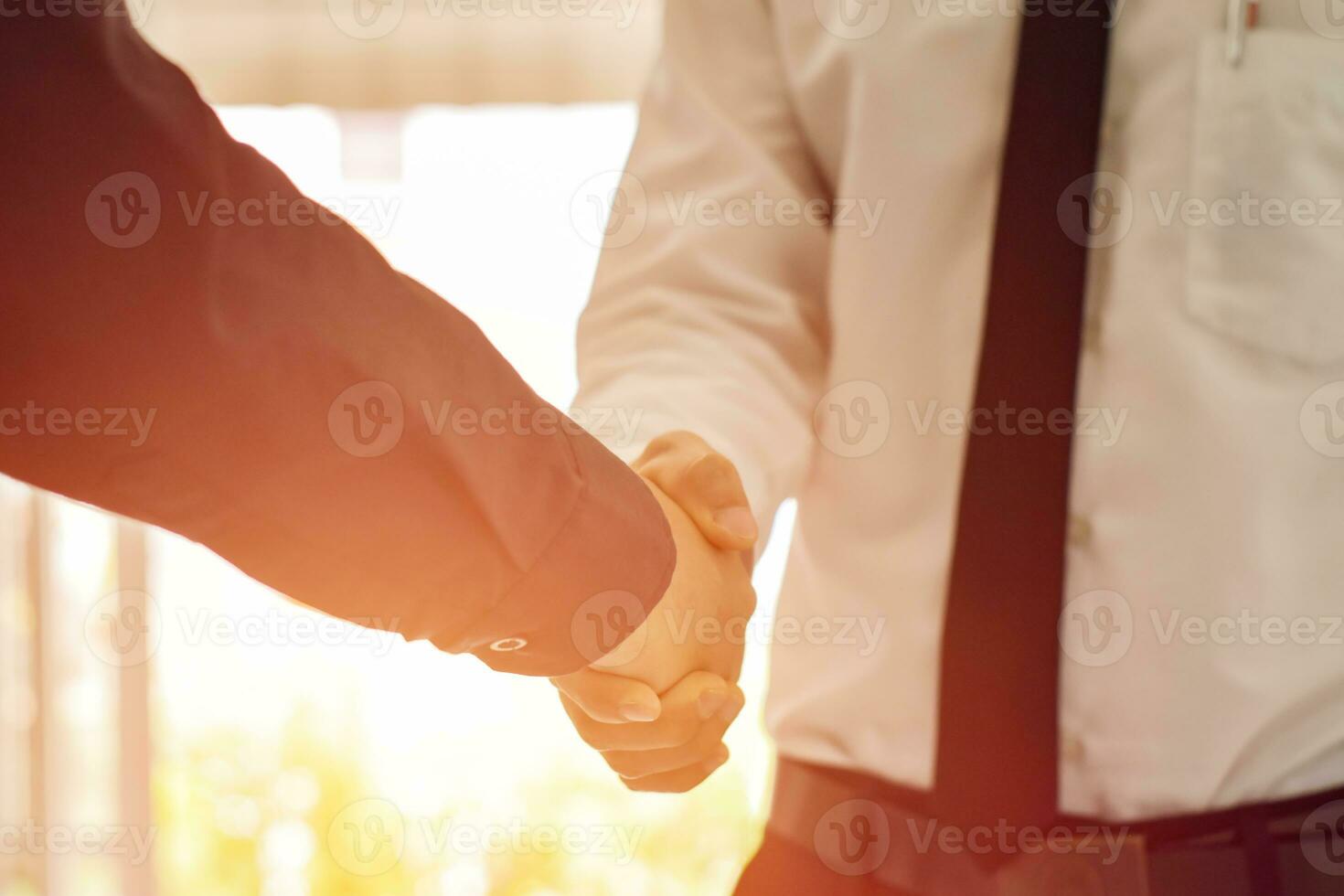 empresário apertando as mãos uns aos outros. conceito de negócios foto