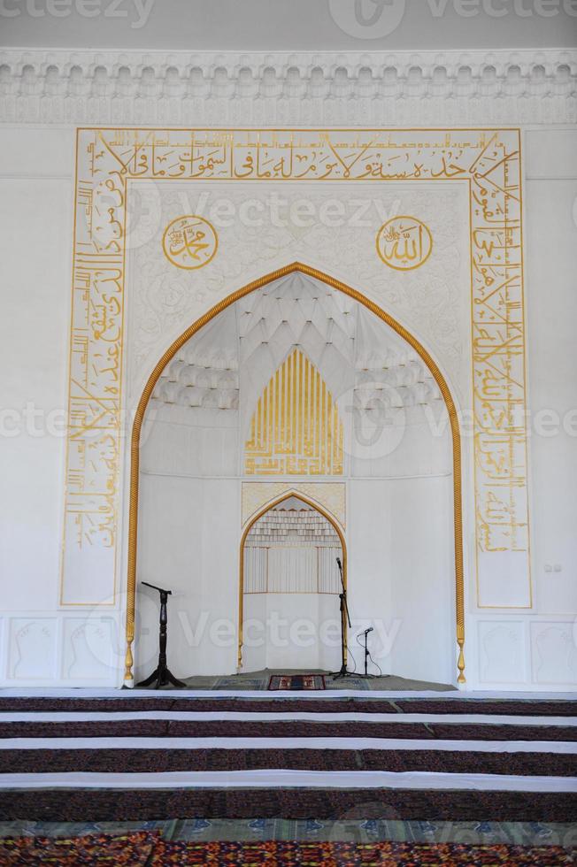 elementos da arquitetura antiga da ásia central. mesquita interior do antigo ornamento tradicional asiático foto