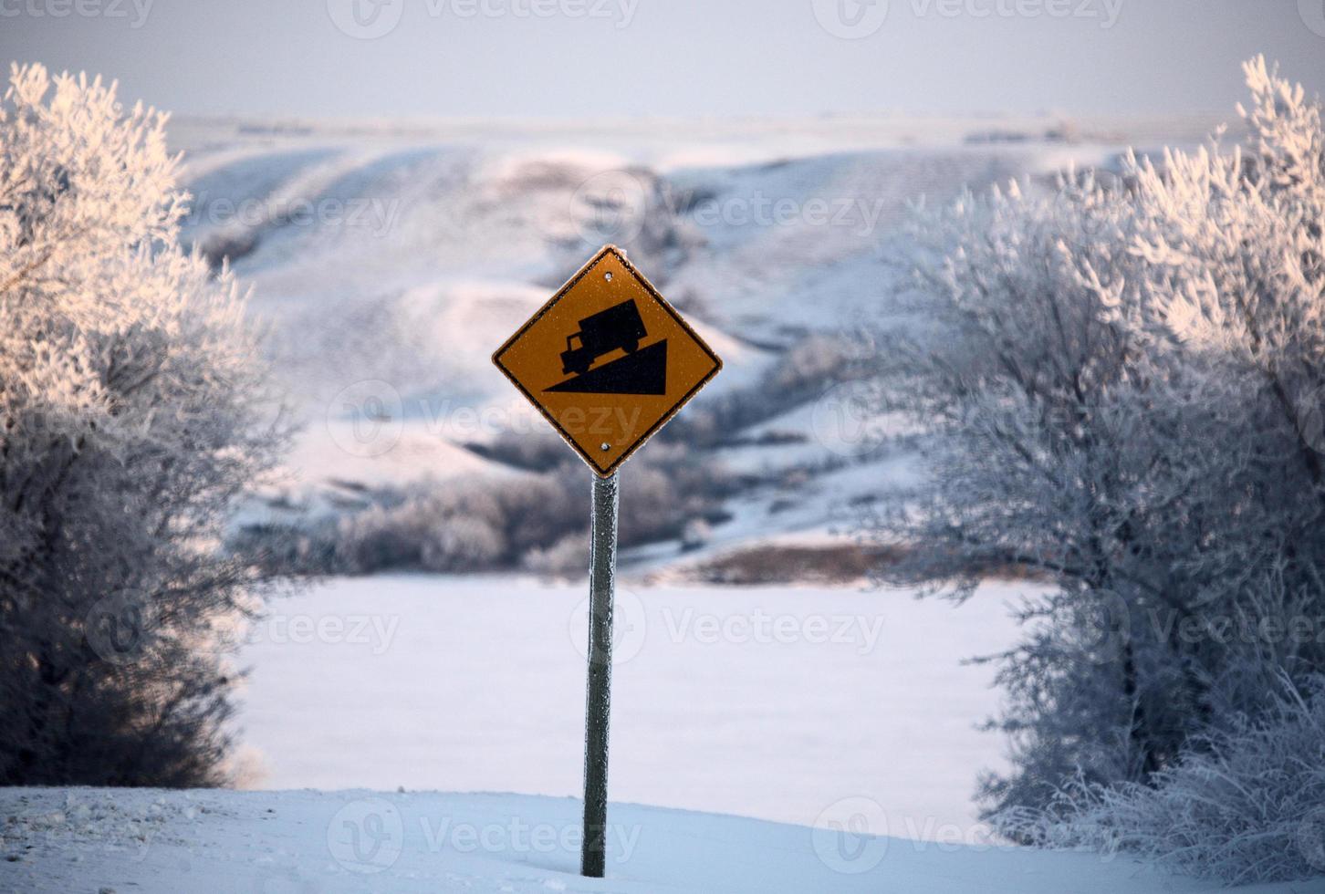 sinal de estrada e vista do lago buffalo pound no inverno foto