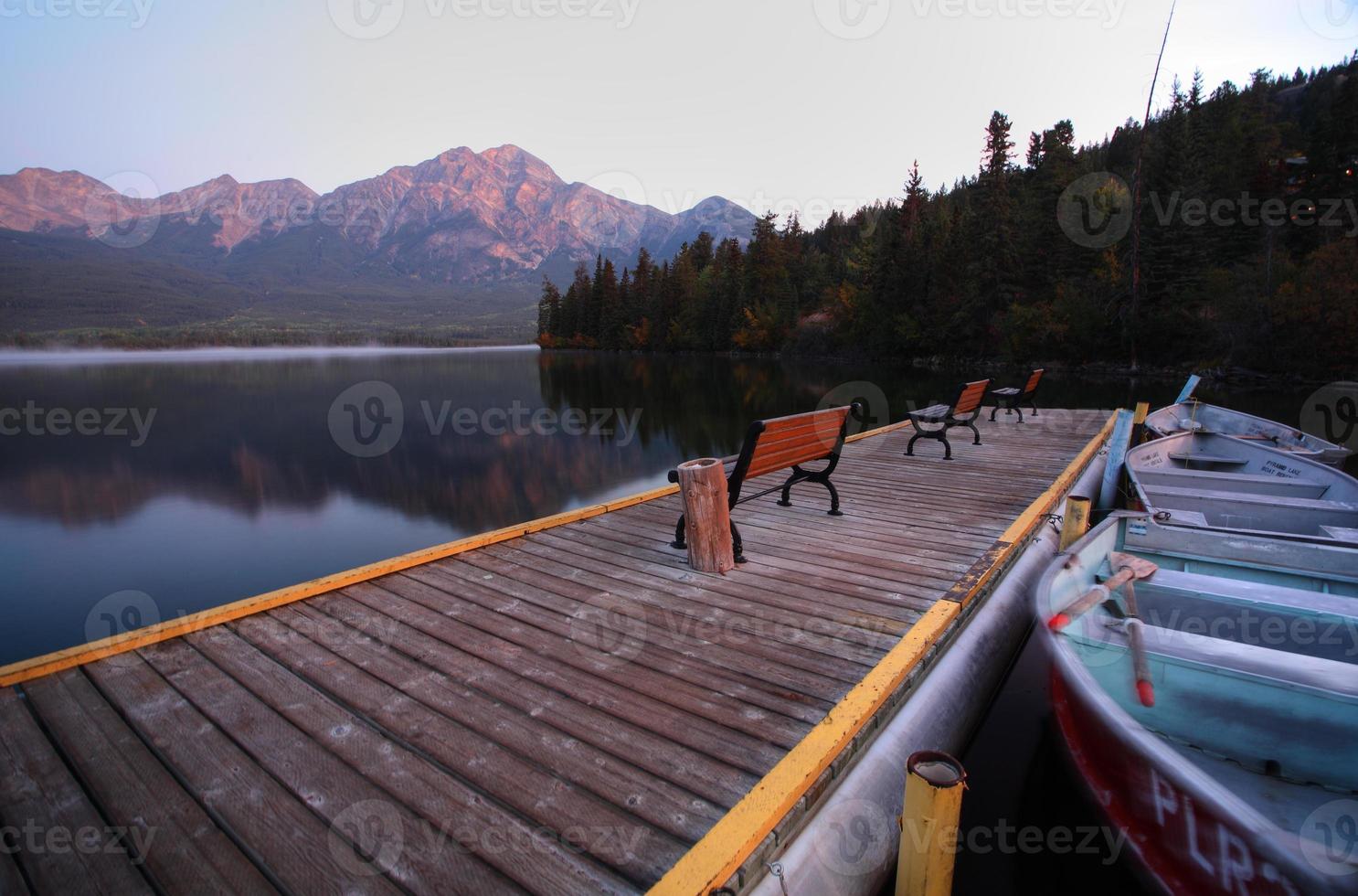 vista matinal do lago pirâmide no parque nacional de jasper foto