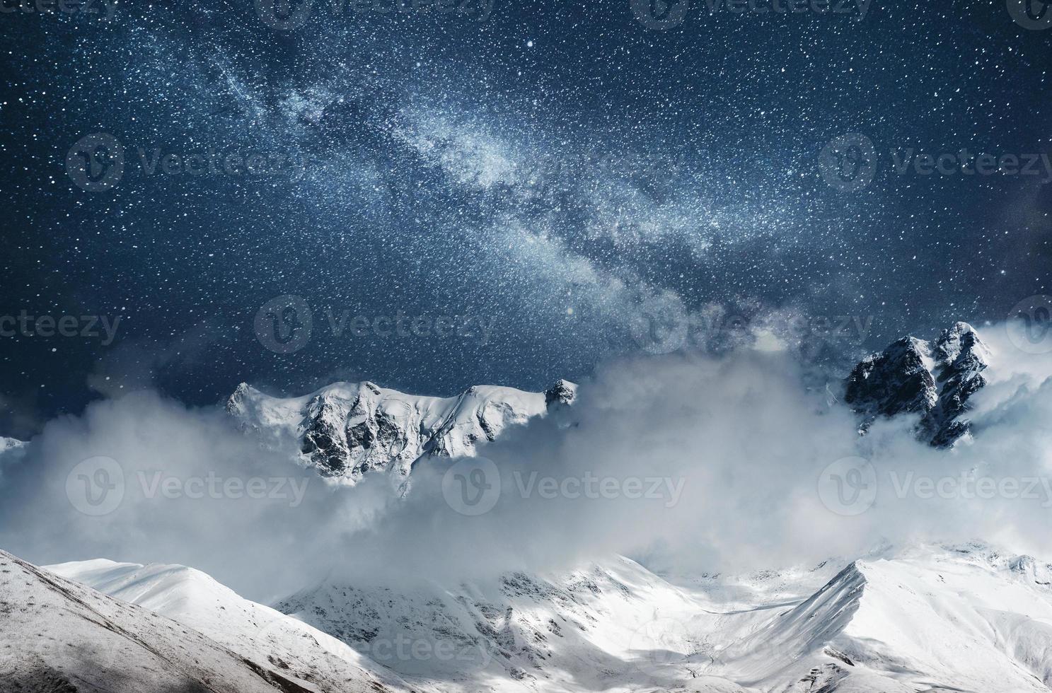 céu estrelado fantástico. nevoeiro espesso no goulet da passagem da montanha. Geórgia, Svaneti. Europa. montanhas do cáucaso foto
