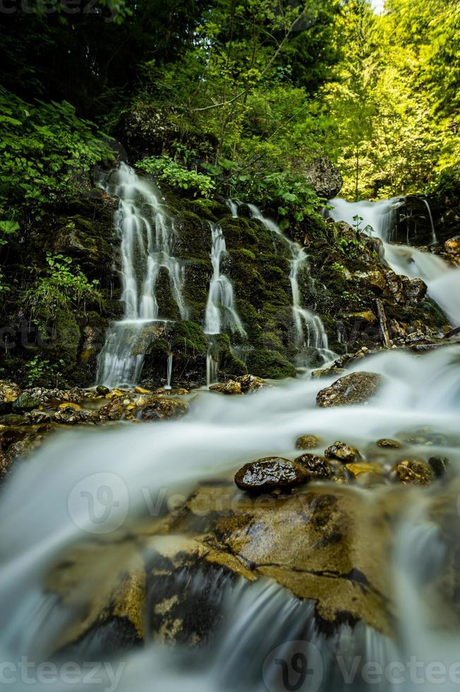 cascata nas montanhas foto