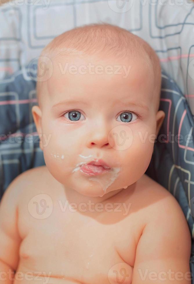 bebê bebê está comendo sua comida. comida para bebê, fórmula, cuidados com o bebê foto