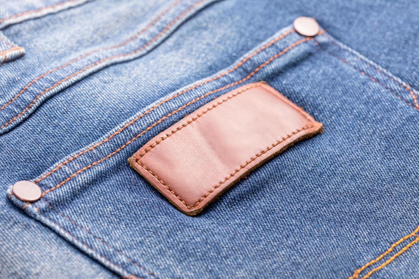 etiqueta de couro marrom vazia no bolso traseiro de shorts jeans azul masculino novo foto