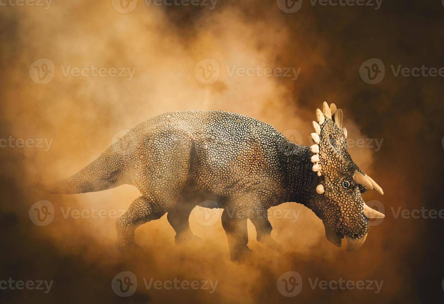 dinossauro regaliceratops em fundo de fumaça foto