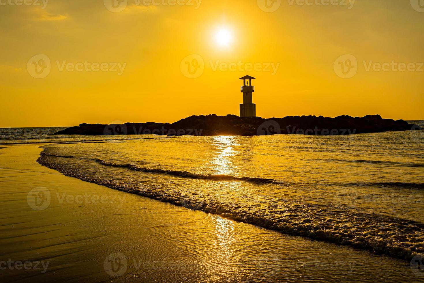 farol de luz khao lak, belo pôr do sol na praia de nang thong, khao lak, tailândia. pôr do sol colorido tropical com céu nublado. padrões de textura de areia na praia, mar de andaman phang nga tailândia foto